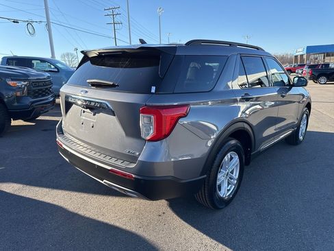 Used 2022 Ford Explorer XLT w/ Equipment Group 202A image 5