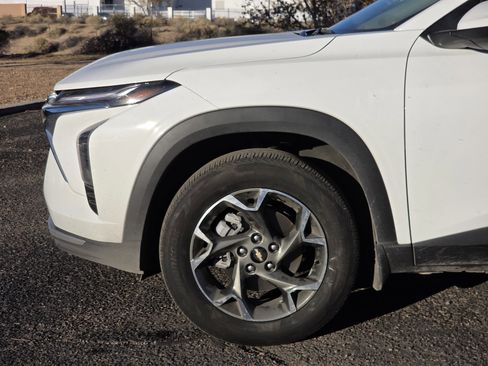 Used 2025 Chevrolet Trax LT w/ LT Convenience Package image 28