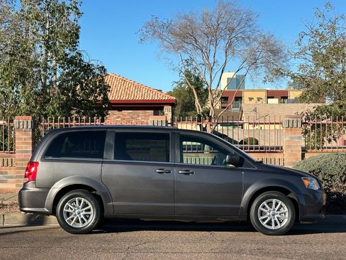 Used 2019 Dodge Grand Caravan SXT image 9