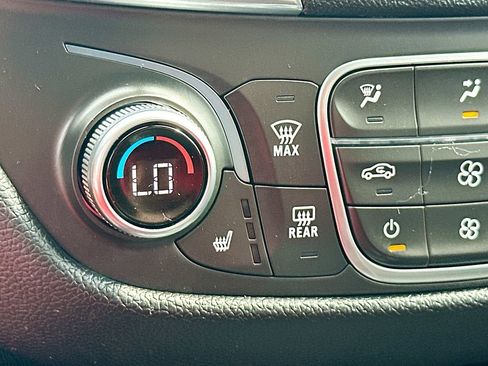 Used 2020 Chevrolet Equinox LT FWD image 19