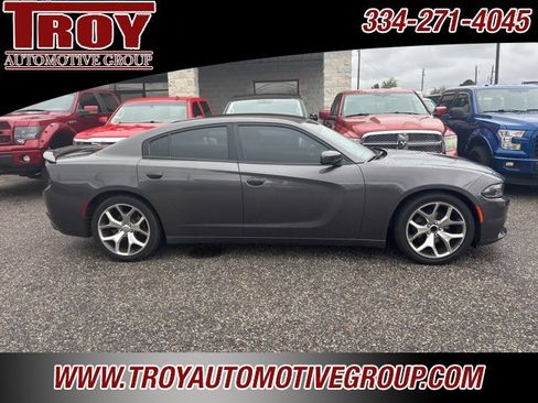 Used 2017 Dodge Charger SE image 3