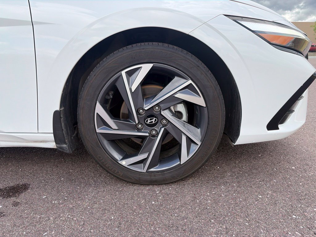 Certified 2025 Hyundai Elantra Limited FWD image 36
