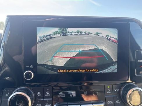 Used 2025 Toyota Highlander XLE AWD/4WD image 36