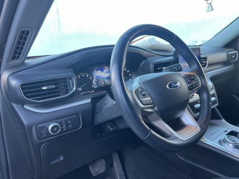 Used 2022 Ford Explorer XLT w/ Equipment Group 202A image 11
