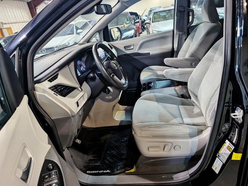 Used 2020 Toyota Sienna LE AWD/4WD image 16
