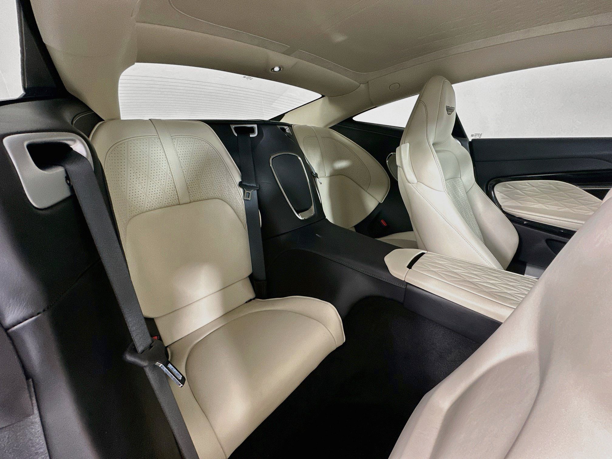 Used 2025 Aston Martin DB12 Coupe RWD image 28