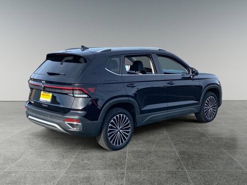 Used 2025 Volkswagen Taos SE image 5