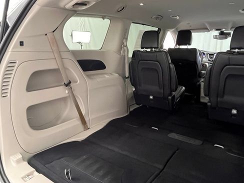 Used 2023 Chrysler Pacifica Touring-L AWD/4WD image 49