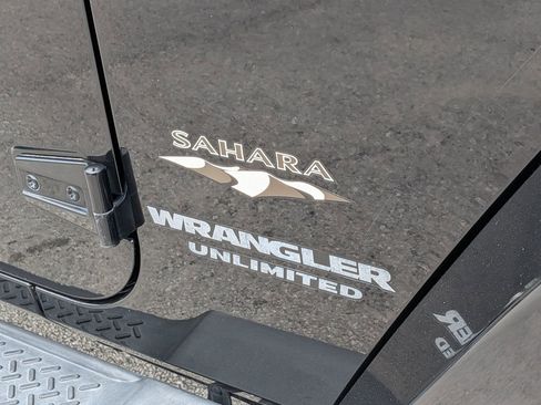 Used 2016 Jeep Wrangler Unlimited Sahara w/ Connectivity Group AWD/4WD image 12