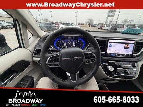 Used 2024 Chrysler Pacifica Touring-L image 17