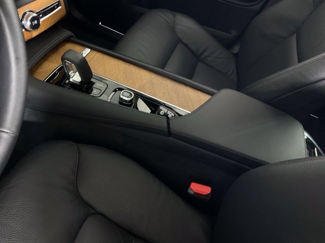Certified 2025 Volvo XC90 B5 Plus w/ Protection Package AWD/4WD image 17