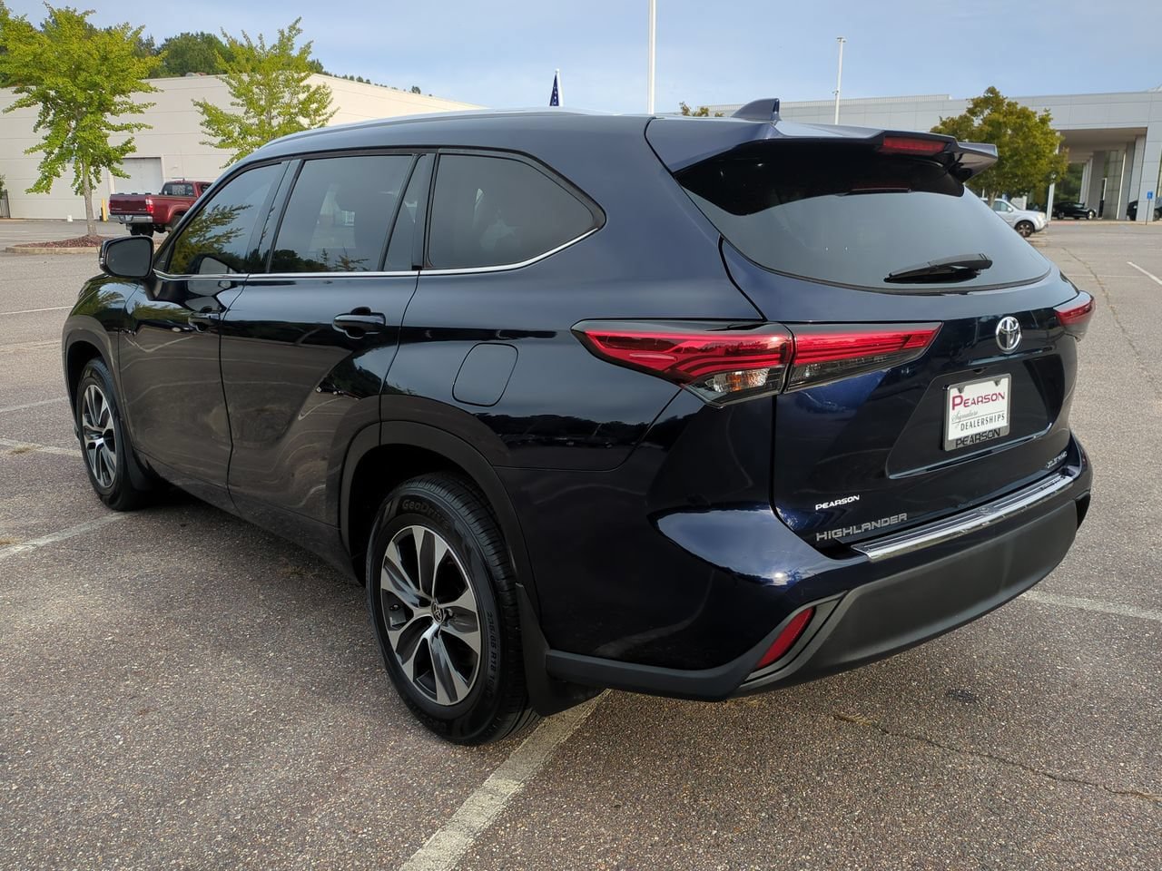 Used 2022 Toyota Highlander XLE AWD/4WD image 6