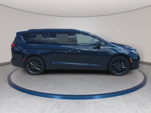 Used 2023 Chrysler Pacifica Touring-L w/ S Appearance Package FWD image 5