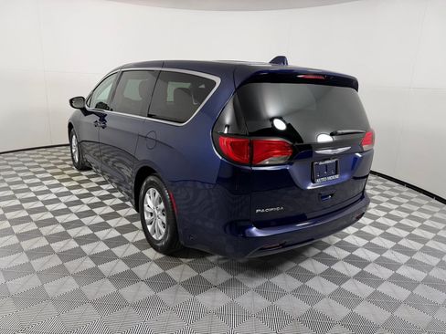 Used 2017 Chrysler Pacifica Touring w/ Tire & Wheel Group FWD image 7