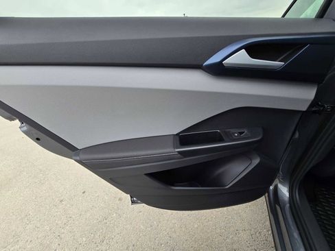 New 2024 Volkswagen Taos SE image 20