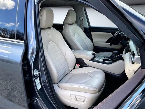 Used 2021 Toyota Highlander XLE image 29
