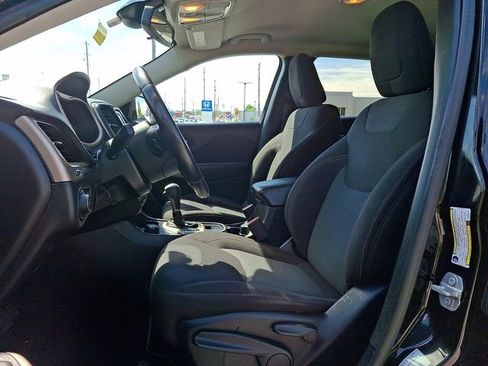 Used 2017 Jeep Cherokee Latitude AWD/4WD image 13
