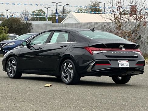 Used 2025 Hyundai Elantra Limited image 6