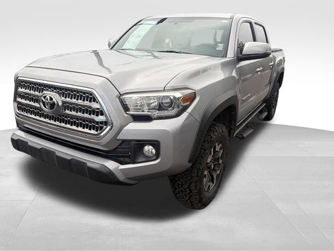 Used 2016 Toyota Tacoma TRD Off-Road AWD/4WD image 3