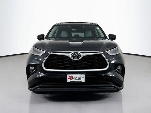 Used 2022 Toyota Highlander XLE AWD/4WD image 2