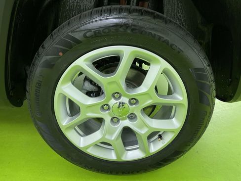 Used 2018 Jeep Renegade Latitude w/ Cold Weather Group image 16