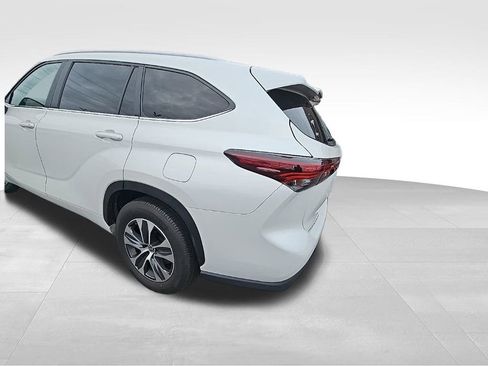 Used 2024 Toyota Highlander XLE image 9