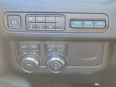 Used 2024 GMC Yukon XL Denali image 25