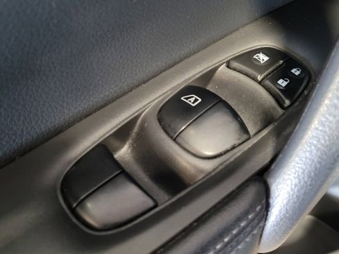 Used 2018 Nissan Rogue SV image 27