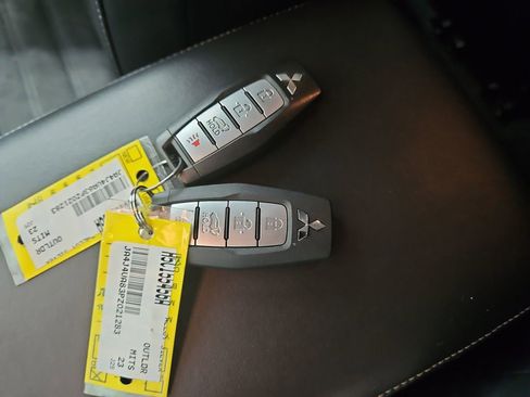 Used 2023 Mitsubishi Outlander SE image 28