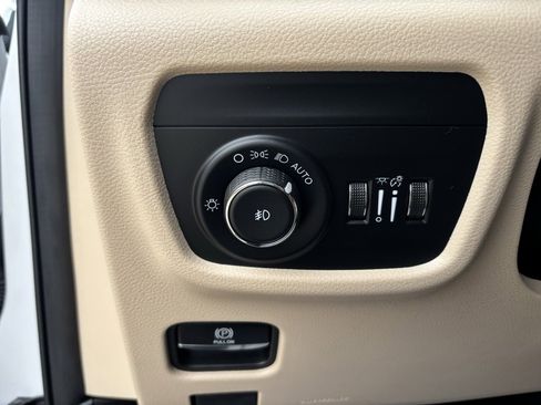 Used 2024 Jeep Grand Cherokee Limited image 13