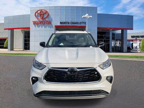 New 2025 Toyota Highlander Platinum image 4