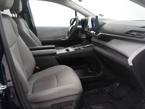 Used 2025 Toyota Sienna XLE image 13