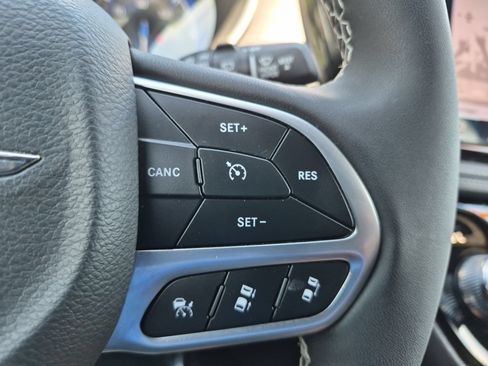 Used 2025 Chrysler Pacifica Select FWD image 15