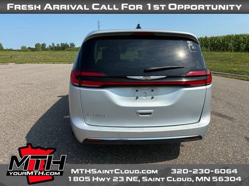 Used 2024 Chrysler Pacifica Touring-L FWD image 7