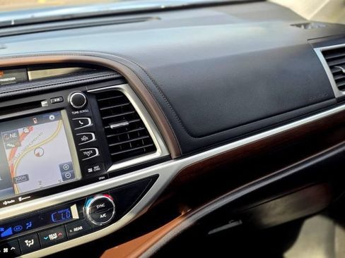 Used 2015 Toyota Highlander Limited AWD/4WD image 30