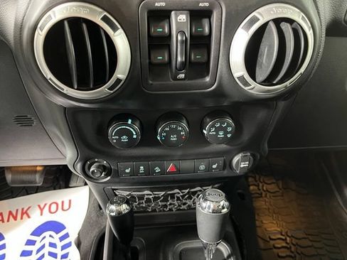 Used 2016 Jeep Wrangler Unlimited Rubicon AWD/4WD image 32