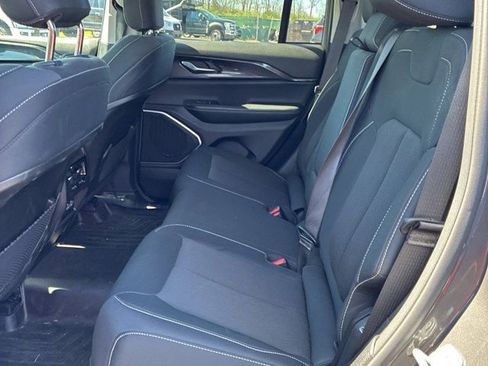 Used 2022 Jeep Grand Cherokee Laredo w/ Luxury Tech Group I image 4