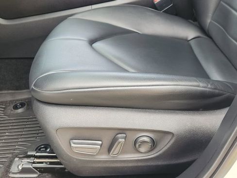 Used 2024 Toyota Highlander XLE AWD/4WD image 17