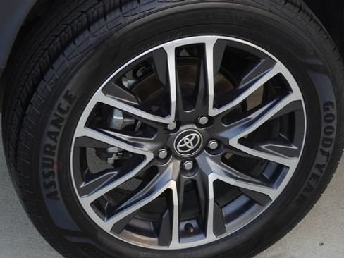 Used 2026 Toyota Corolla Cross XLE FWD image 11