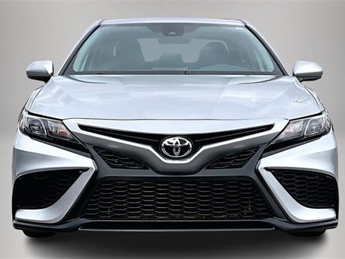 Used 2021 Toyota Camry SE image 3