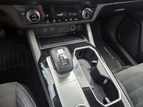 Used 2025 Mitsubishi Outlander SE FWD image 17