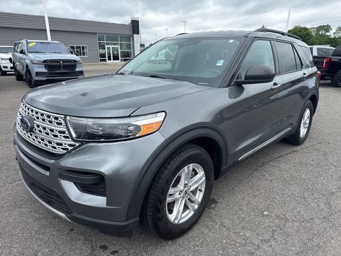 Used 2023 Ford Explorer XLT RWD image 2