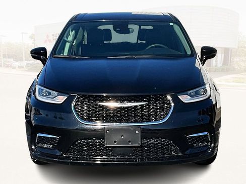 Used 2024 Chrysler Pacifica Touring-L image 2