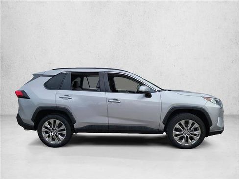 Used 2021 Toyota RAV4 XLE Premium image 4