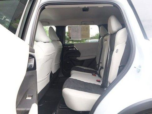 Used 2025 Mitsubishi Outlander AWD image 23