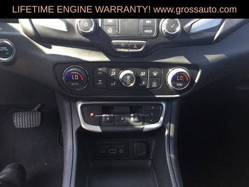 Used 2024 GMC Terrain SLT AWD/4WD image 17