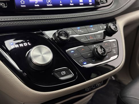 Used 2022 Chrysler Pacifica Touring-L w/ Uconnect Theater Family Group image 16