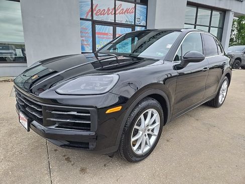 Used 2024 Porsche Cayenne w/ Premium Package AWD/4WD image 3