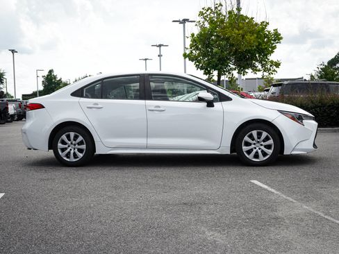 Used 2020 Toyota Corolla LE FWD image 11