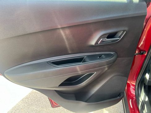 Used 2020 Chevrolet Trax LT w/ LT Convenience Package image 23